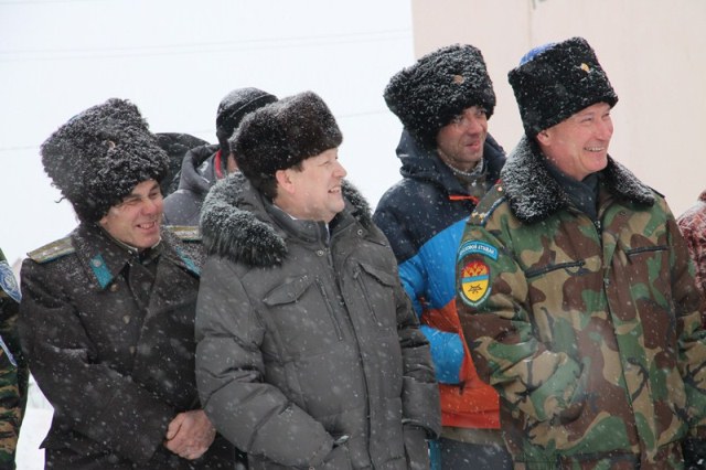 В.И. Романов болеет за участников спартакиады.JPG